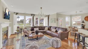 Stunning lakefront property in Cypress - Image 2