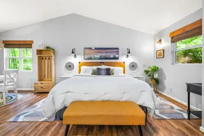Hawks Nest - Helen - King Bed + - Image 2