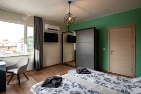 Urban Jungle Flat with Free Parking - Image 4