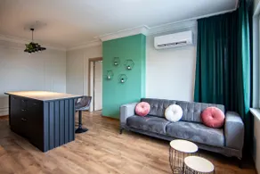 Urban Jungle Flat with Free Parking - Image 5