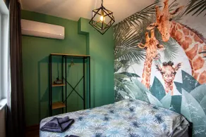Urban Jungle Flat with Free Parking - Image 3