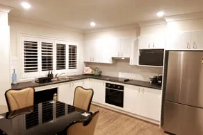 3BR house w/ parking & AC, 15 mins walk to wharf - Image 4