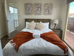 3BR house with parking & AC, 15 mins walk to wharf - Image 2