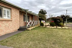 3BR house with parking & AC, 15 mins walk to wharf - Image 5