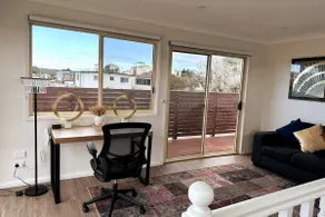 3BR house with parking & AC, 15 mins walk to wharf - Image 4