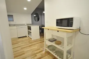 Cozy Modern 2BR Downtown House - Image 4