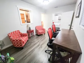5 Rooms | Great Location | Red Haven Retreat - Image 2