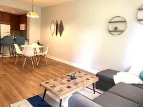 Bloor Yonge Cozy 1BR And Den Free Parking - Image 4
