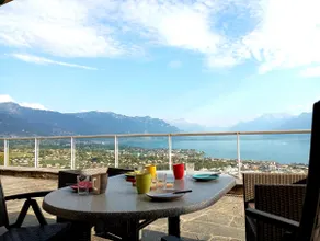 Apartment with lake view - Image 4