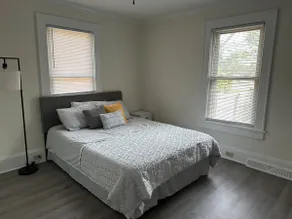 Charming 2 bed/1 bath, renovated duplex w/amenity - Image 5