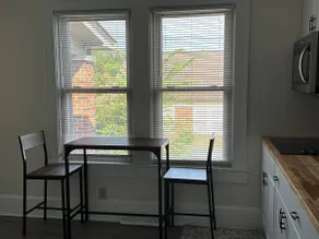 Charming 2 bed/1 bath, renovated duplex w/amenity - Image 4