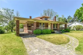 Charming 2 bed/1 bath, renovated duplex w/amenity - Image 2