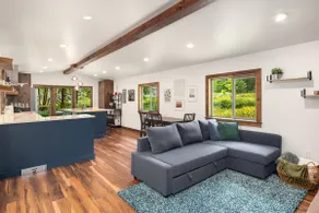 Cozy Creekside Cabin Pristine & Perfectly Located - Image 5