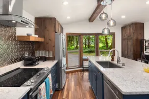 Cozy Creekside Cabin Pristine & Perfectly Located - Image 3