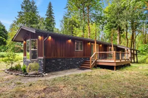 Cozy Creekside Cabin Pristine & Perfectly Located - Image 2