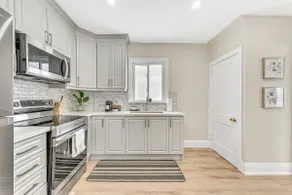 Walk to Falls | 5BR w/ Patio + Parking for 6 Cars - Image 2