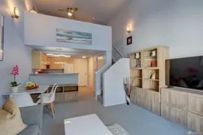 Downtown Loft Space Needle Views - Image 2