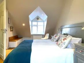 Loft apartment with sea view in centre - Image 2