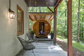 Travelers Rest Cabin- Stylish 5 BR Home on 8 Acres - Image 4