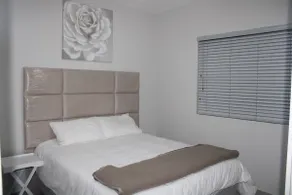 Fun modern two bed apartment in fourways - Image 2