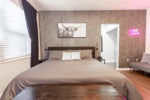 King bed $0 cleaning fee, free parking studio MIA - Image 2