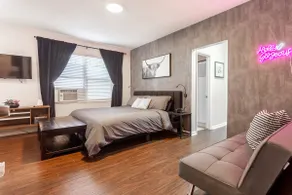 King bed $0 cleaning fee, free parking studio MIA - Image 3