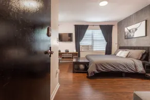 King bed $0 cleaning fee, free parking studio MIA - Image 4