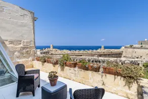 Valletta Bastions Seafront House - Image 5