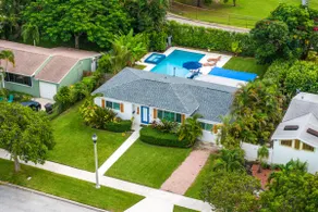 Beautiful Blue House Heated Pool - Image 5