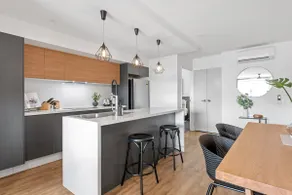 Stylish & Superb! 2Bed/2Bath/1Car~ Walk to CBD - Image 3