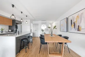 Stylish & Superb! 2Bed/2Bath/1Car~ Walk to CBD - Image 2