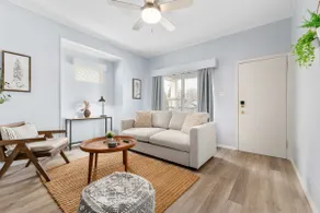 Vancouver 3-Bed House with Parking, Sleeps 8 - Image 3