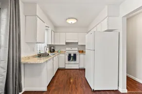 Two minutes from Airport /2 BED 2 BATH - Image 3
