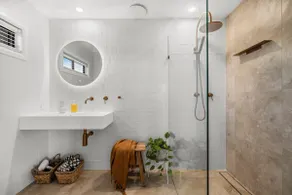 Central Luxury - Image 5