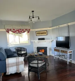 Quaint Country Cottage - Image 2
