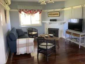 Quaint Country Cottage - Image 4