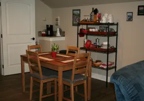 The Upstairs. Spacious, comfy & Pets OK. - Image 3