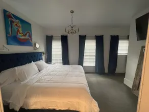Uptown Bungalow - Image 3