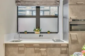 Signature 2-Bedroom Apartment with A/C, Farringdon - Image 5