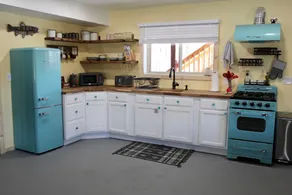 Sunflower Haven: Renovated, Mtn view, <1mi to town - Image 3
