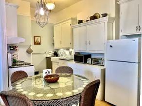 Boutique Unit in Elegant Victorian - Image 4