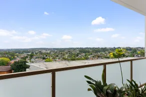 Oversized Unit - Prime Location - Image 4