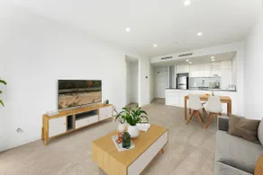 Oversized Unit - Prime Location - Image 5