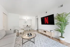Cozy & Comfy 1 BDR Gym/Pool - Image 2