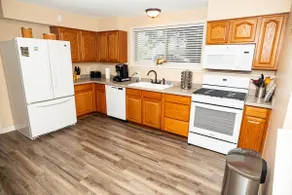 8 Beds Home & Fenced Yard! Walk to Sycamore Mall! - Image 4