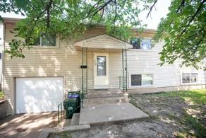 8 Beds Home & Fenced Yard! Walk to Sycamore Mall! - Image 2