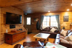 Cozy Log Cabin Secluded haven off the IA River - Image 4
