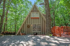 Cameo Treehouse Chalet w/ HOT TUB and Pet Friendly - Image 2