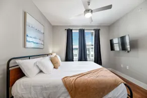 Luxurious and Modern 1BR Apt with Pool & Gym - Image 5