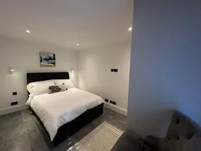 Two Bedroom House In Kilburn - Image 5